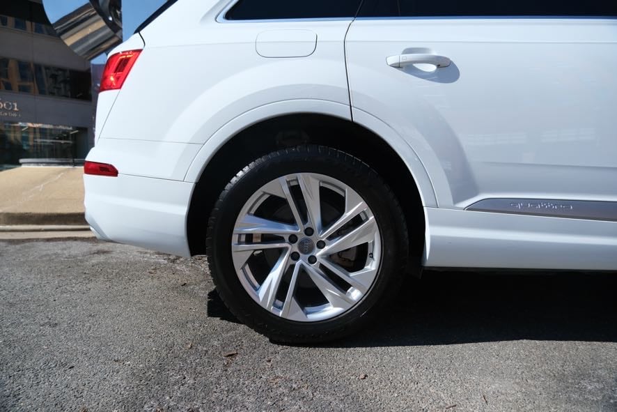 Vehicle image 13 of 44