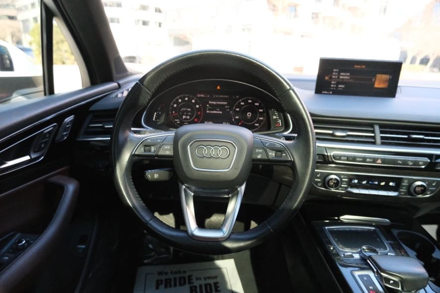 Vehicle image 33 of 44