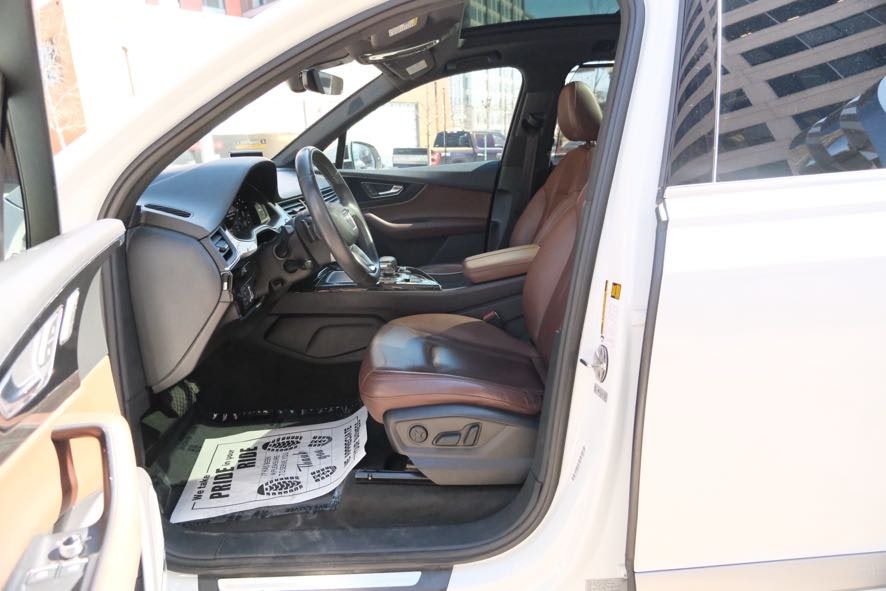 Vehicle image 16 of 44