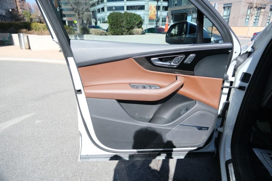 Vehicle image 17 of 44