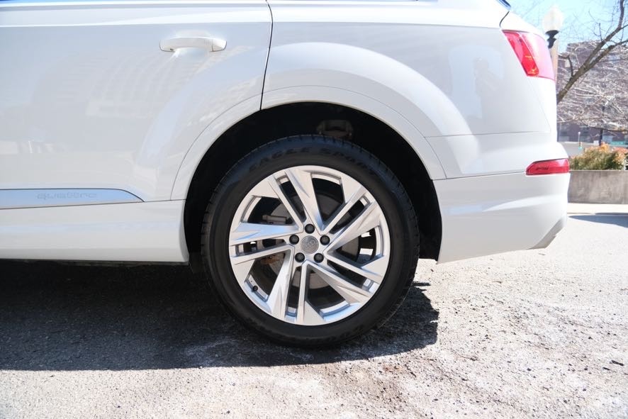 Vehicle image 10 of 44