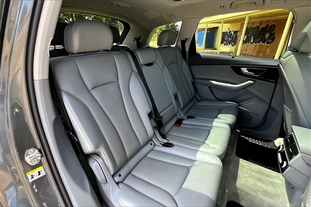 Vehicle image 19 of 33