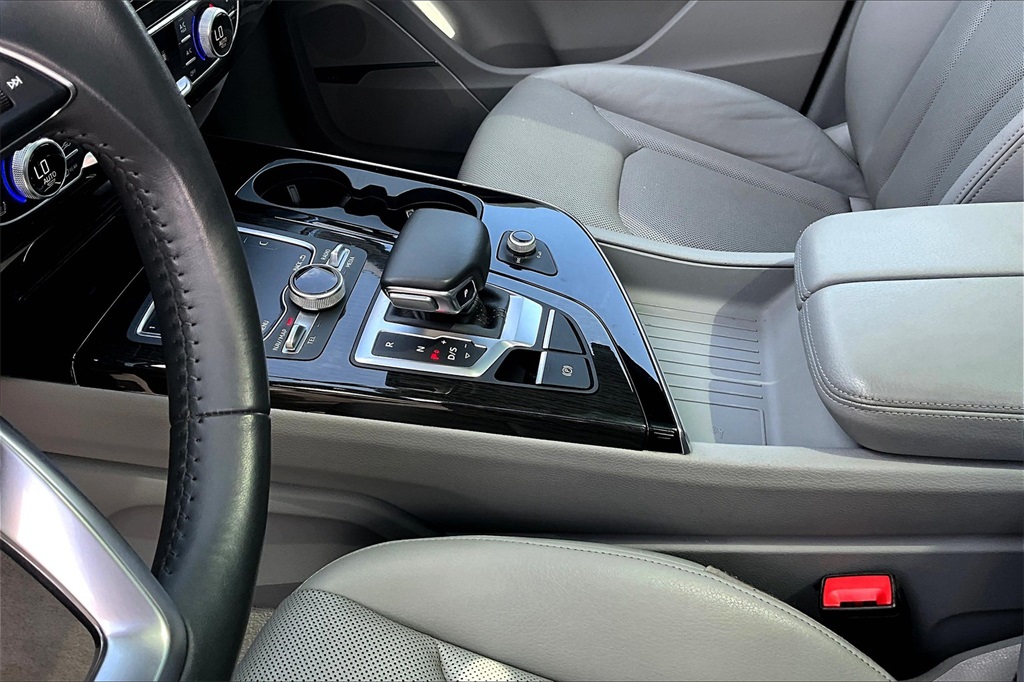 Vehicle image 16 of 33
