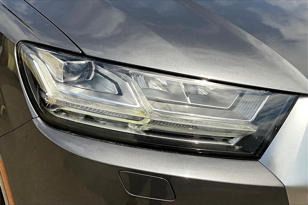 Vehicle image 26 of 33