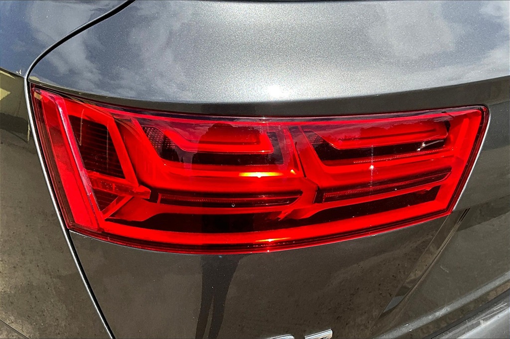 Vehicle image 27 of 33
