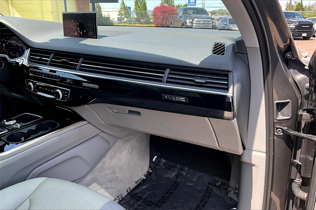 Vehicle image 18 of 33