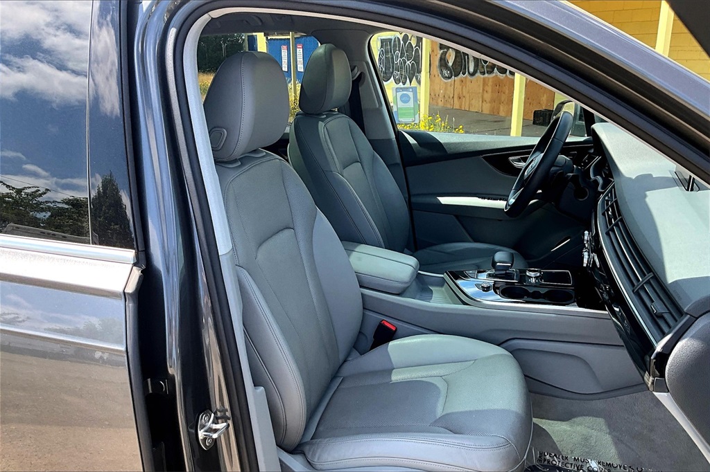 Vehicle image 10 of 33