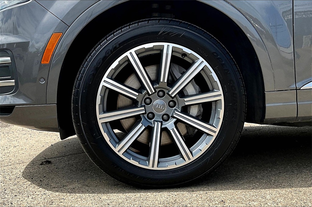 Vehicle image 12 of 33