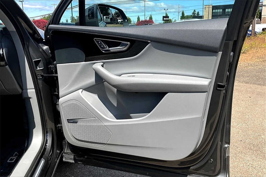 Vehicle image 22 of 33
