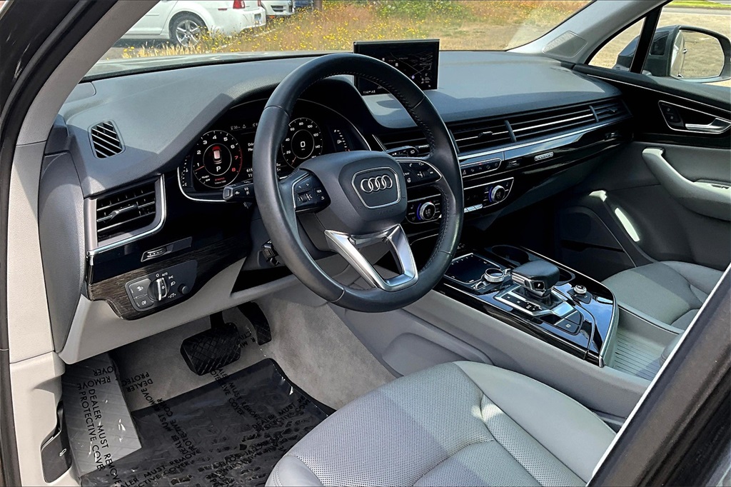 Vehicle image 17 of 33