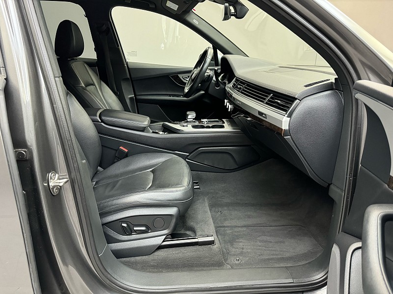 Vehicle image 23 of 47