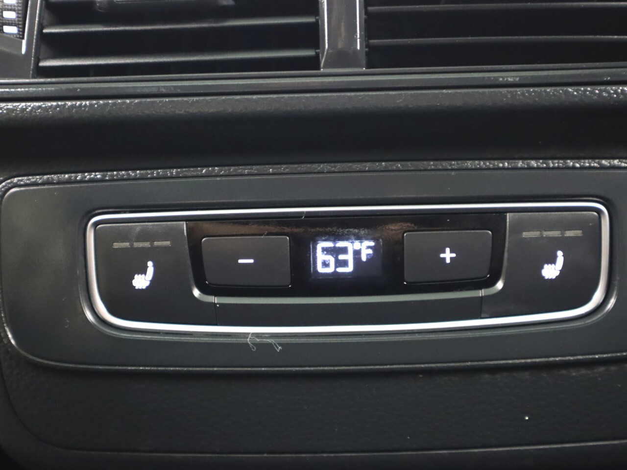 Vehicle image 33 of 47