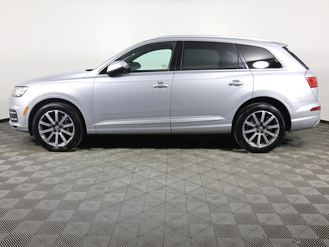 Vehicle image 7 of 47