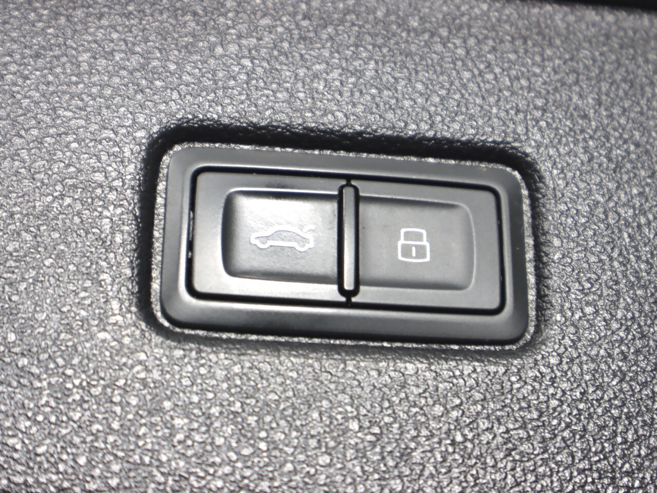 Vehicle image 37 of 47
