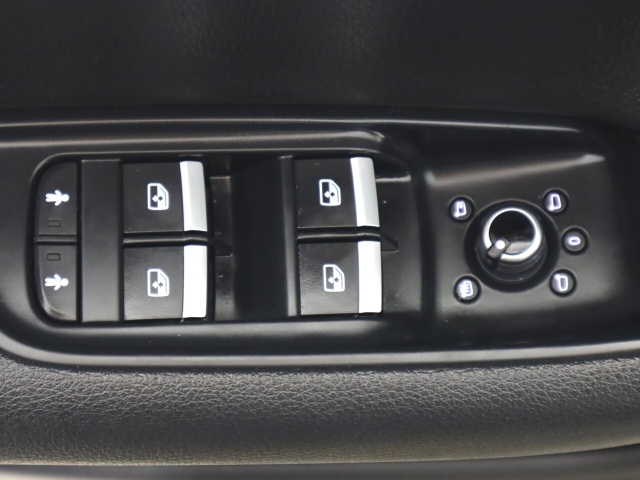 Vehicle image 27 of 47