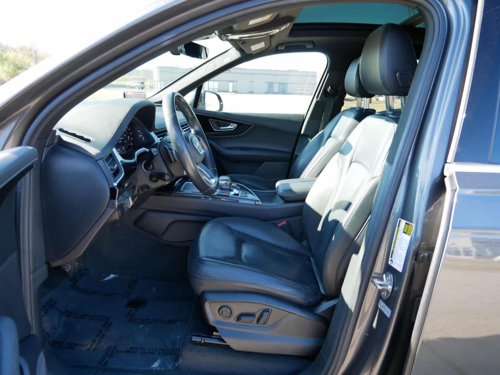Vehicle image 10 of 28