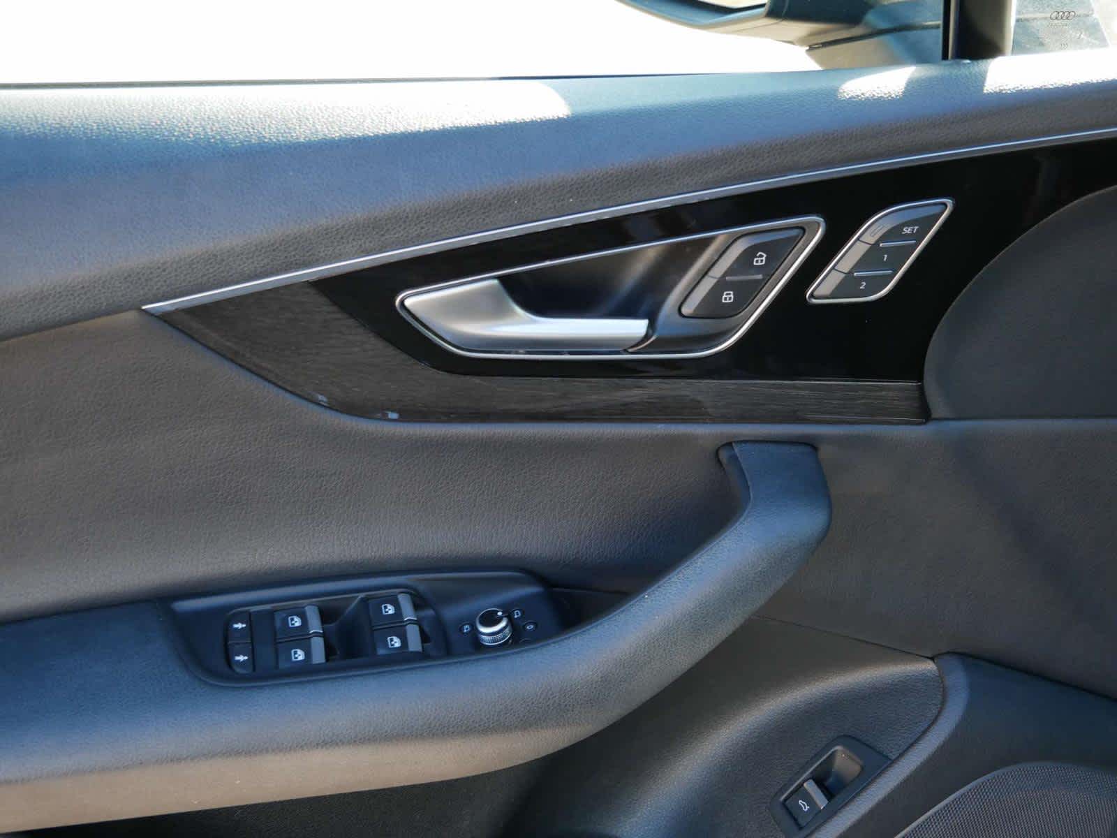 Vehicle image 16 of 28