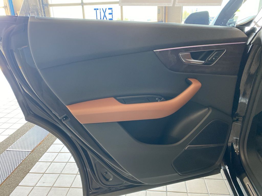 Vehicle image 18 of 29