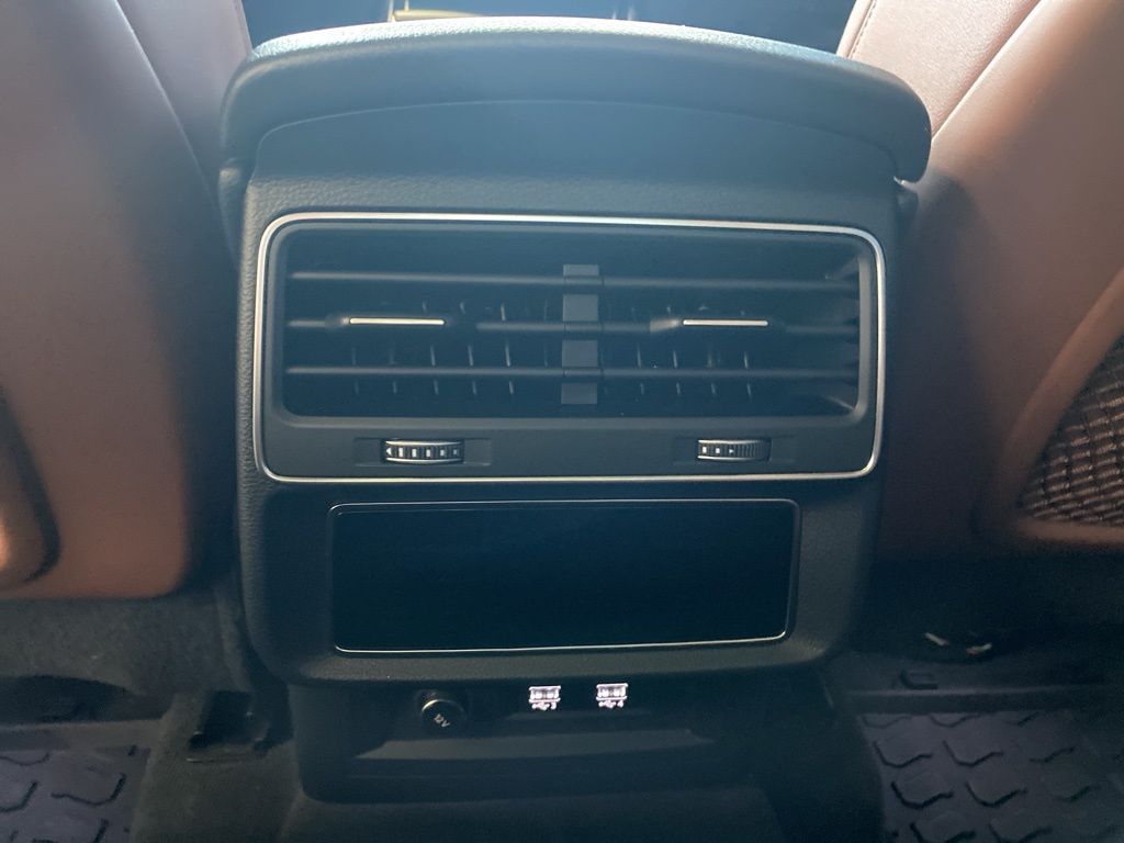 Vehicle image 21 of 29