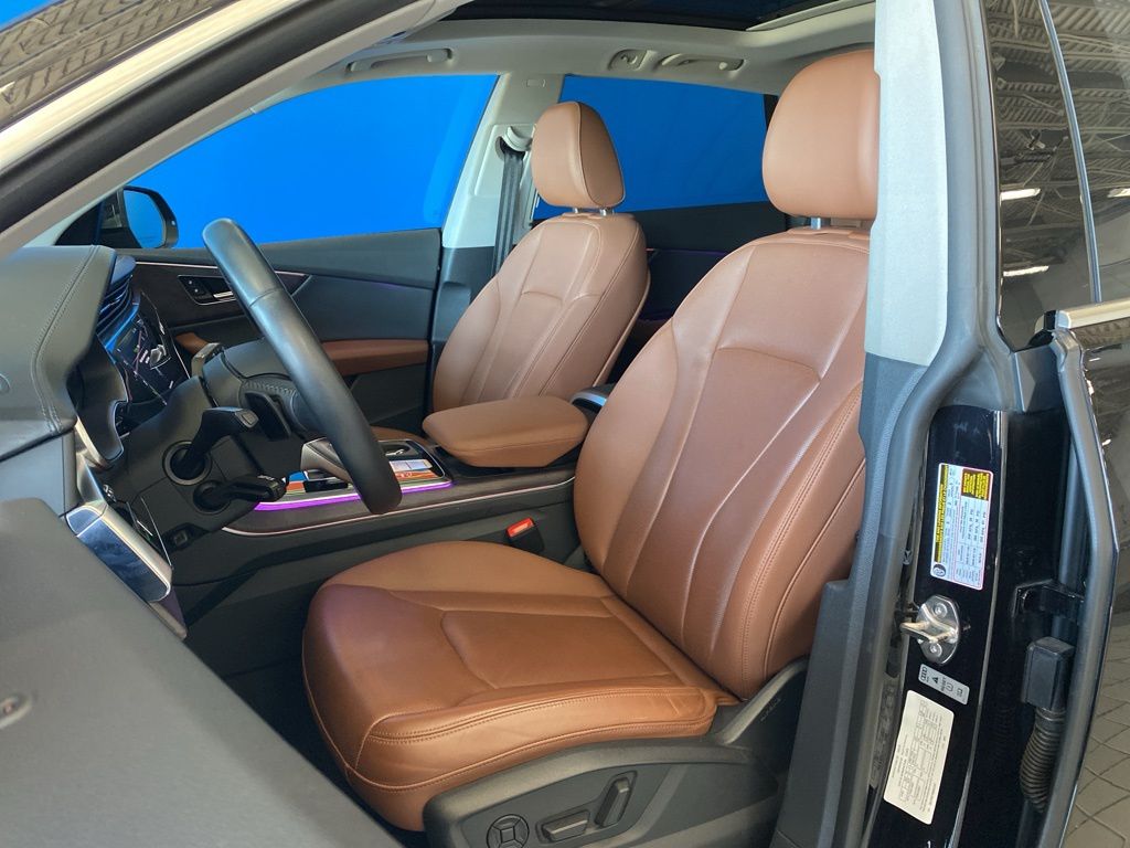 Vehicle image 17 of 29