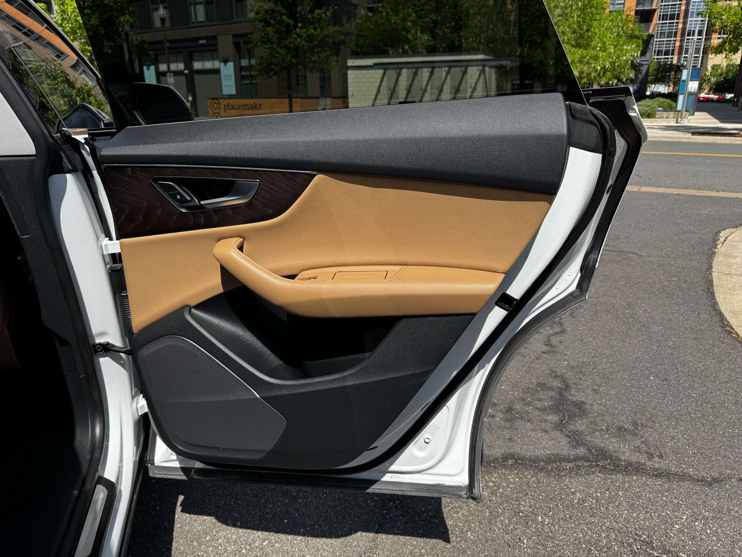 Vehicle image 26 of 42