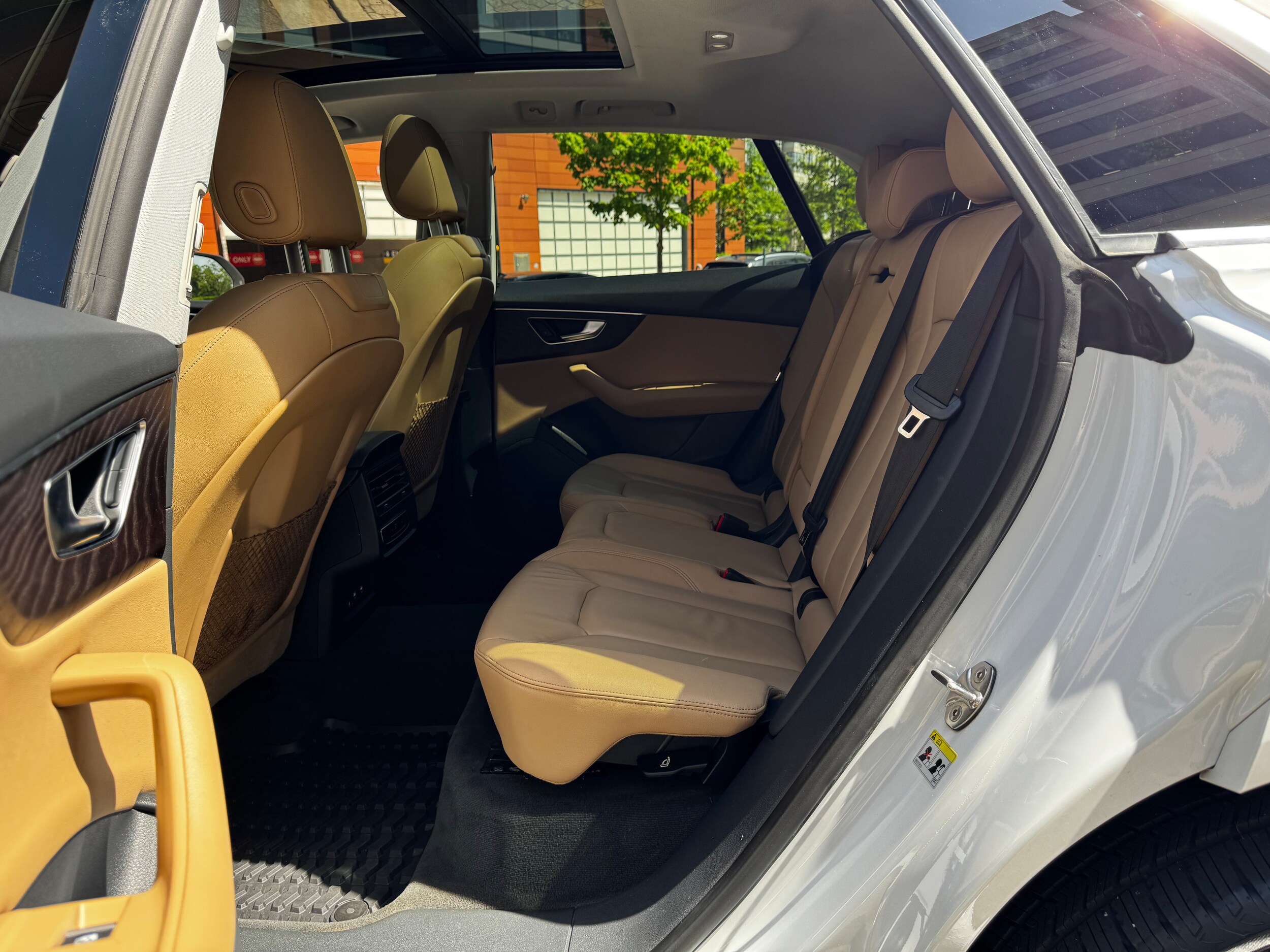 Vehicle image 22 of 42