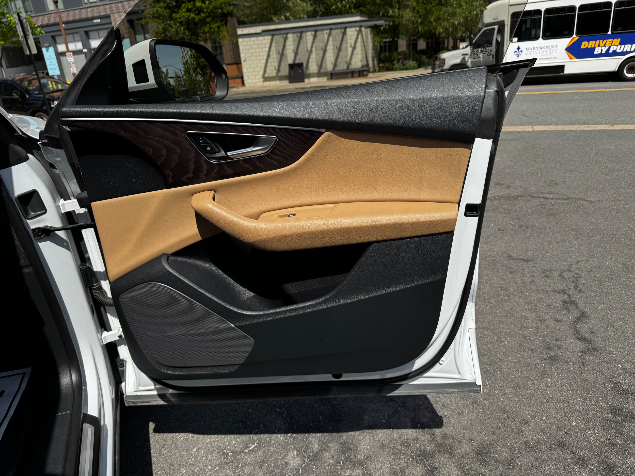 Vehicle image 35 of 42