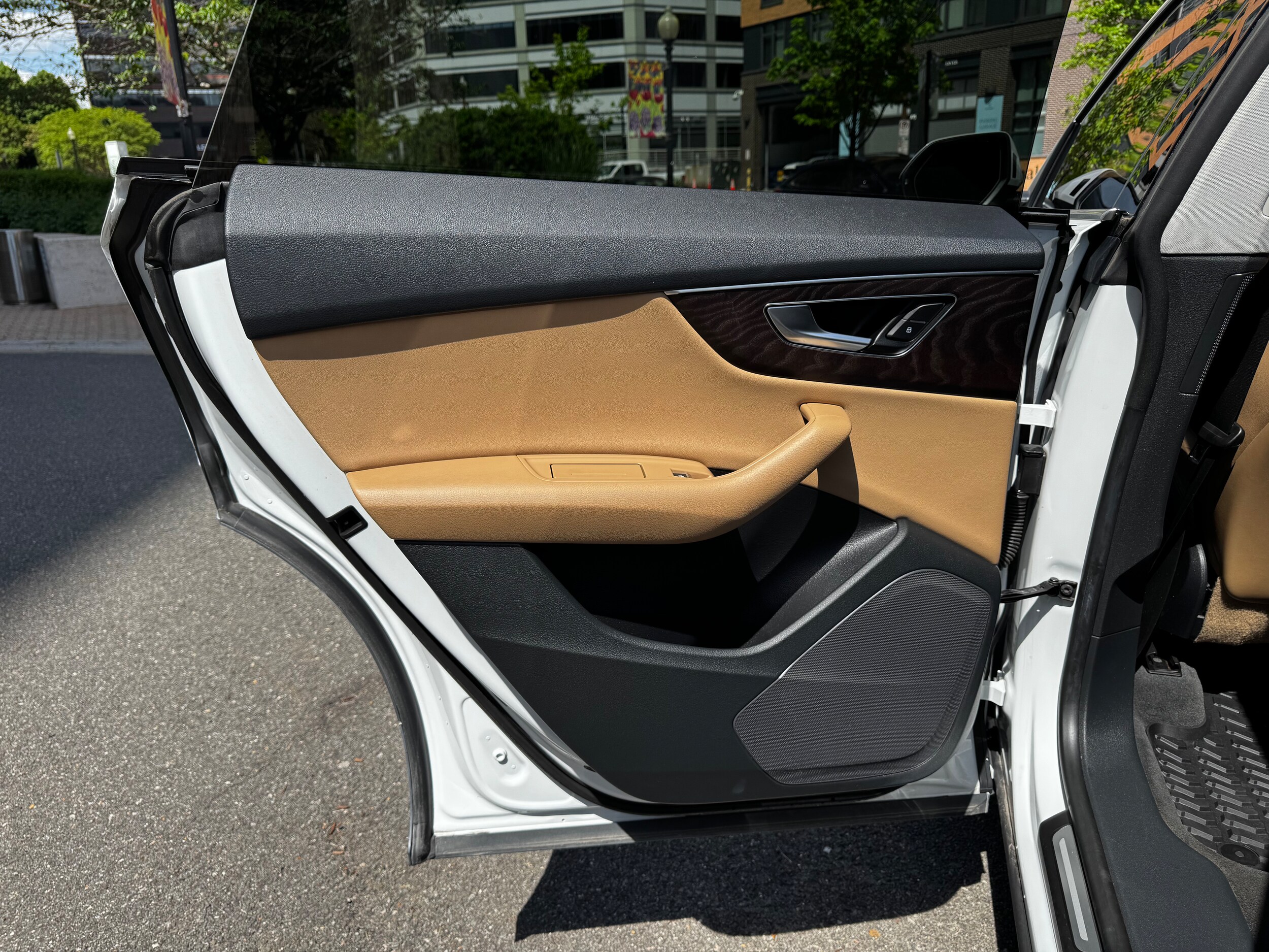 Vehicle image 23 of 42