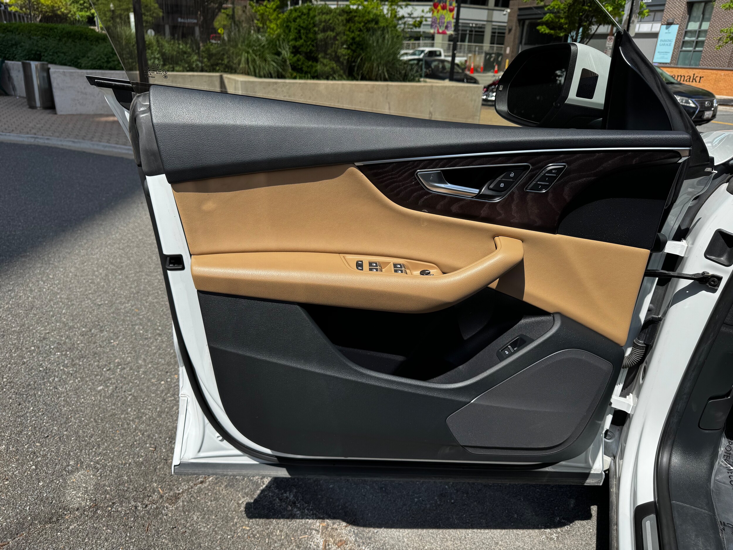 Vehicle image 17 of 42