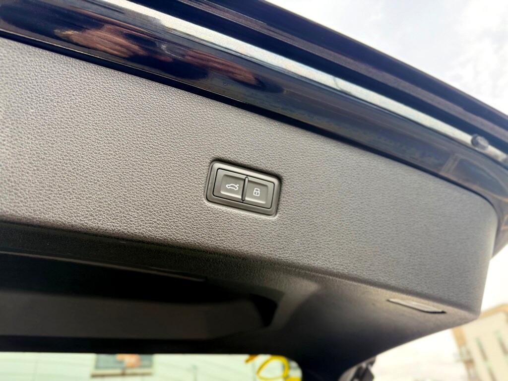 Vehicle image 32 of 44