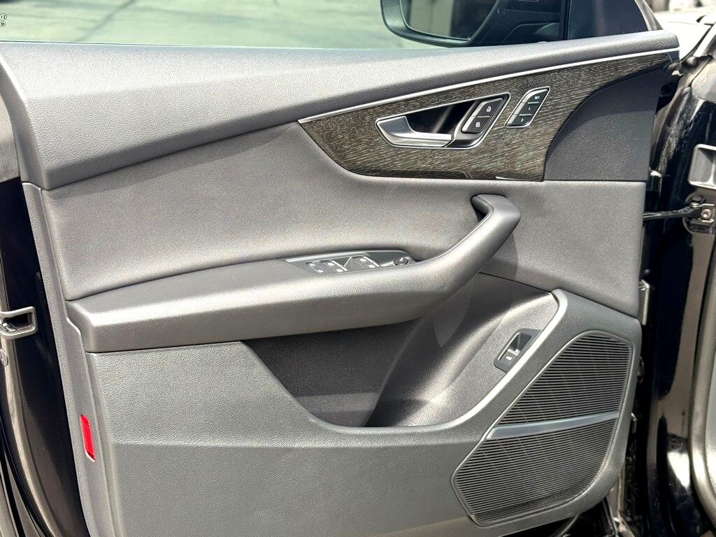 Vehicle image 13 of 44