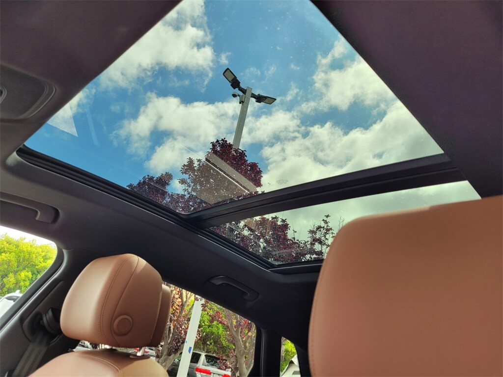 Vehicle image 21 of 29