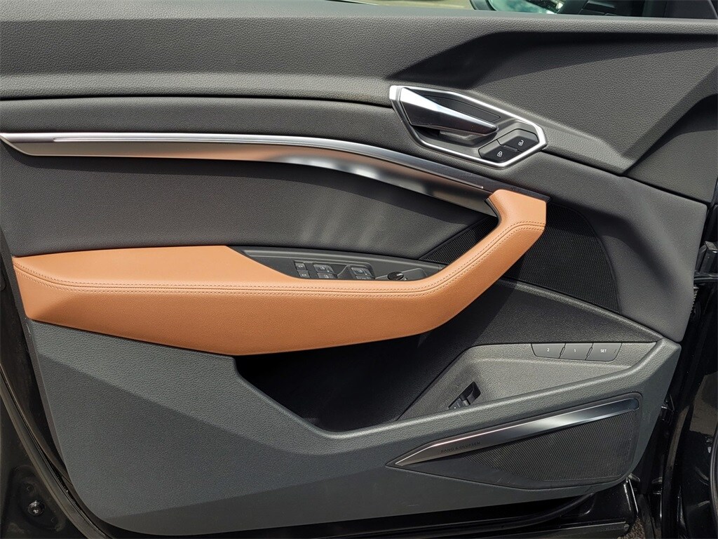 Vehicle image 13 of 29