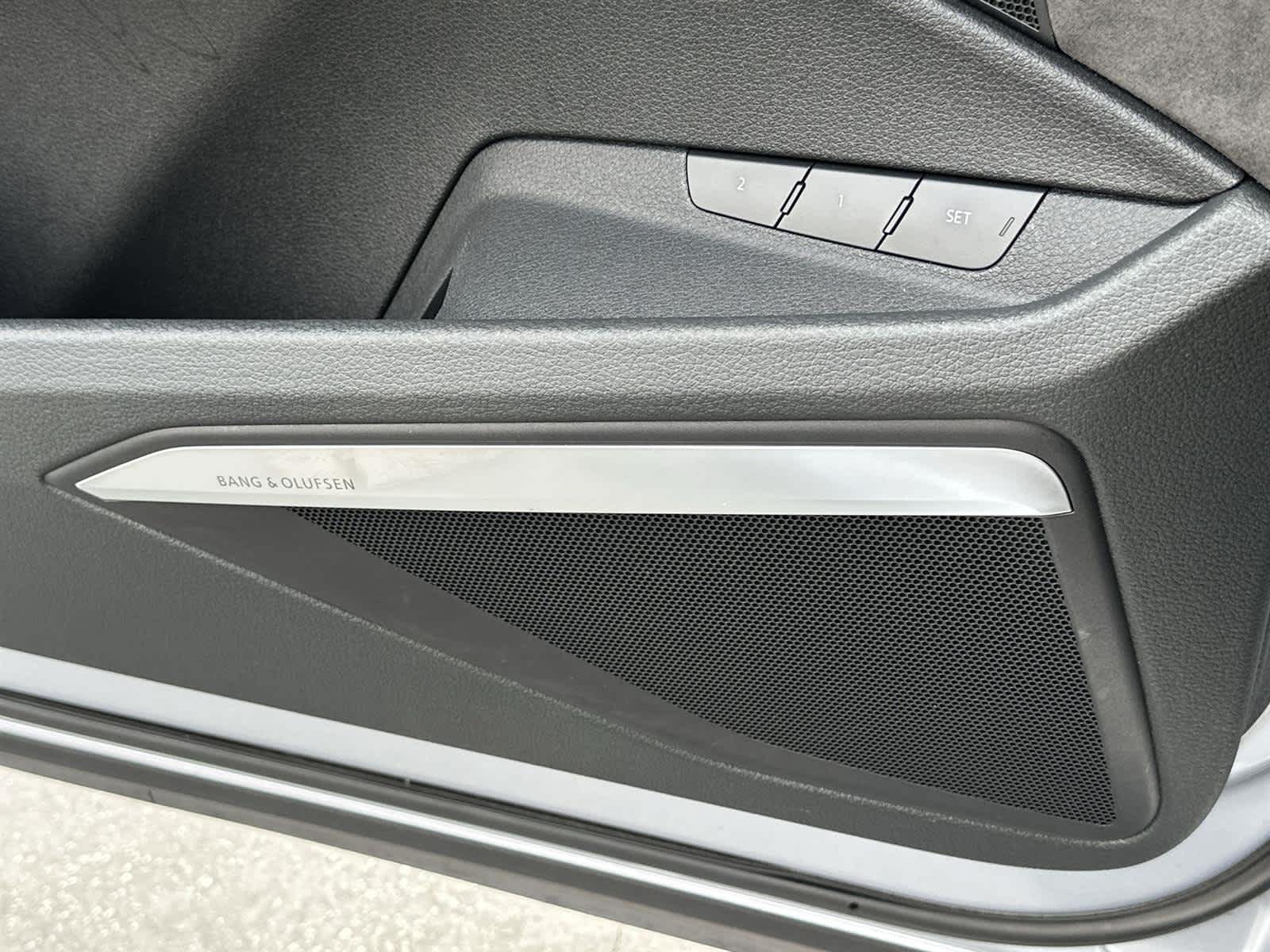 Vehicle image 29 of 32