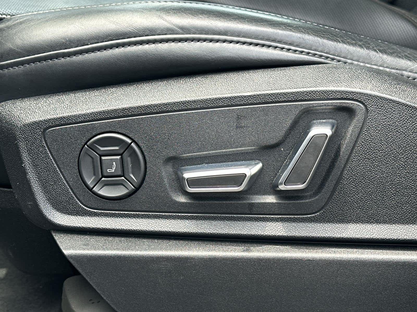 Vehicle image 23 of 32