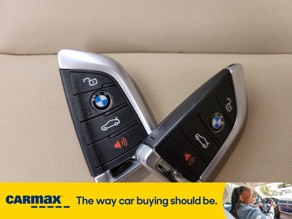 Vehicle image 21 of 28