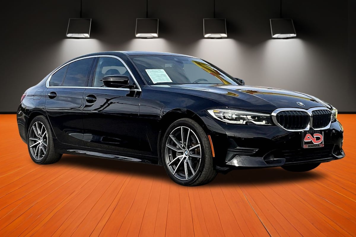 2019 BMW 3 Series 330i Image 3 of 27