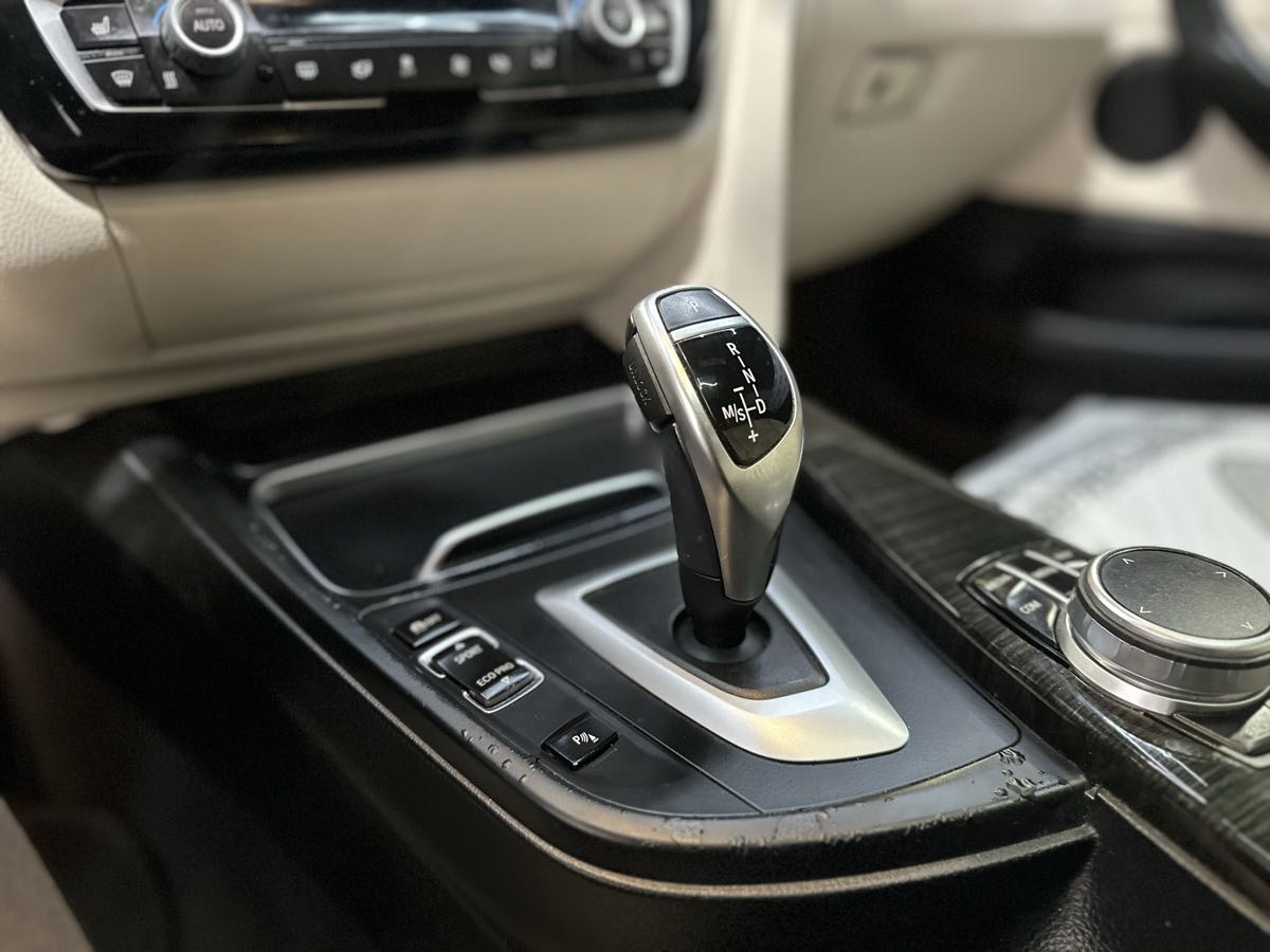 Vehicle image 22 of 23