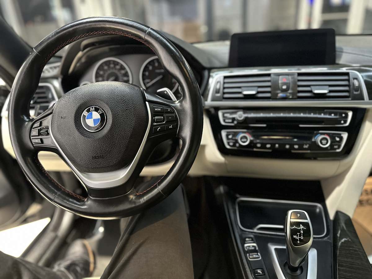 Vehicle image 21 of 23