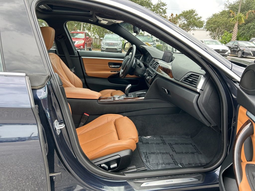 Vehicle image 32 of 48