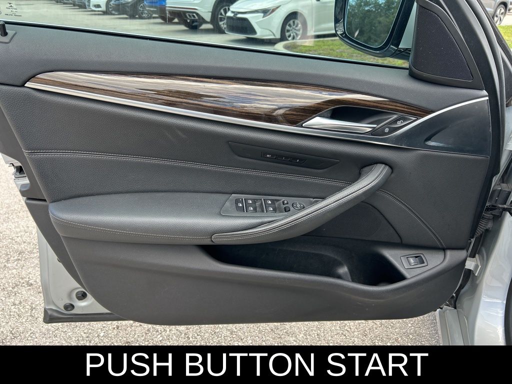 Vehicle image 31 of 51