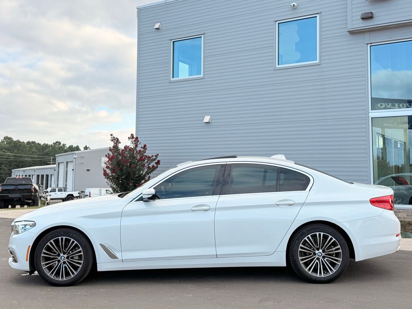 2019 BMW 5 Series 540i Image 9 of 38