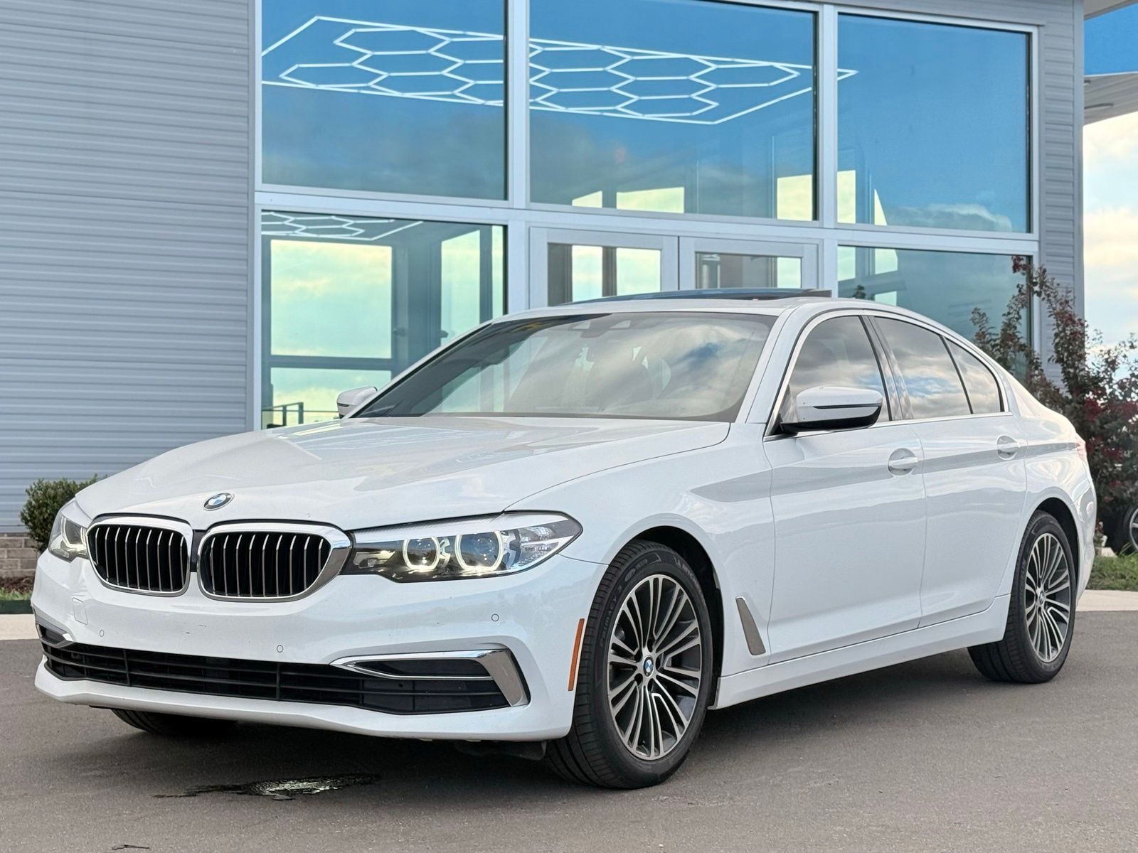 2019 BMW 5 Series 540i Image 1 of 38