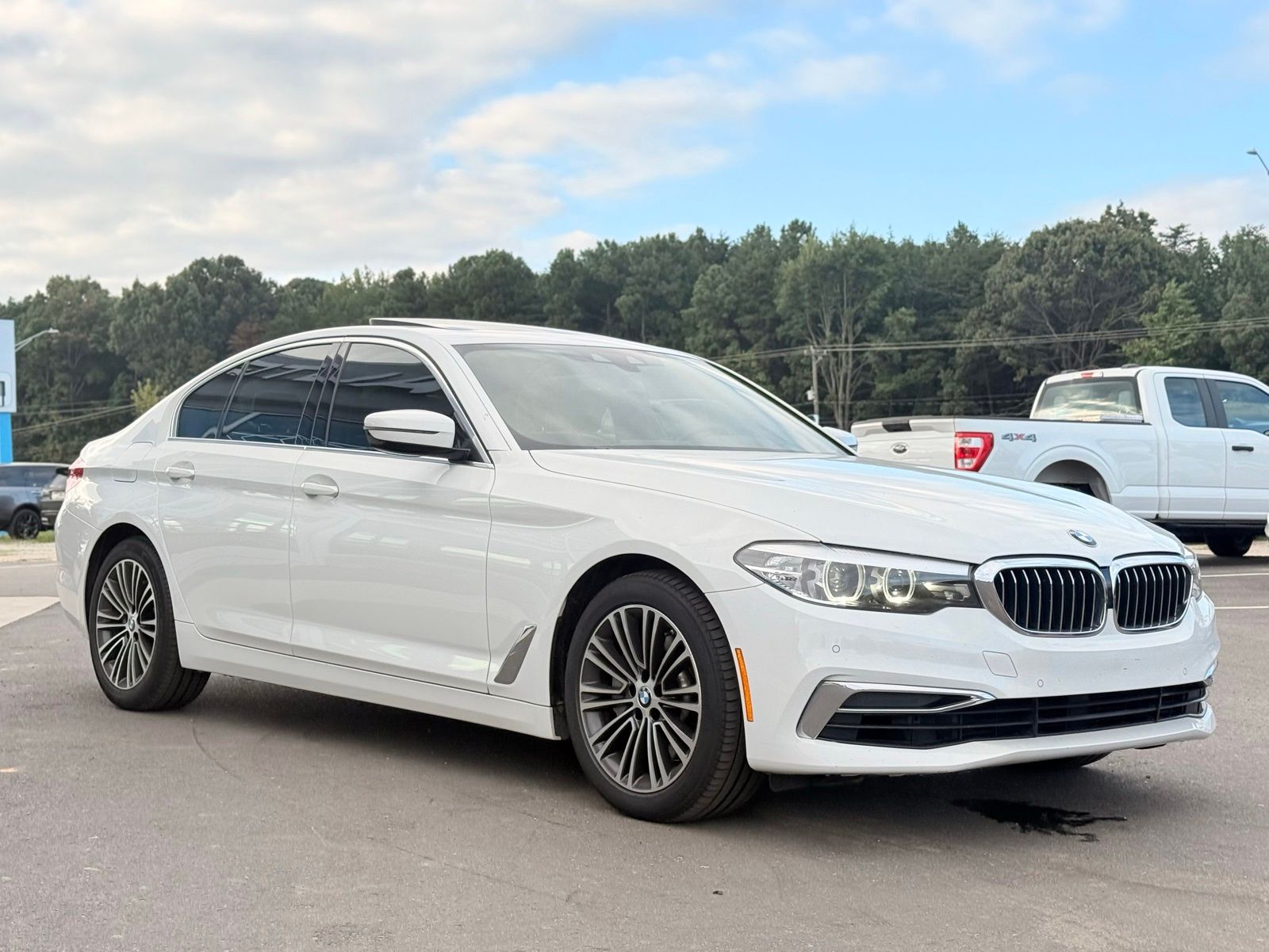 2019 BMW 5 Series 540i Image 4 of 38