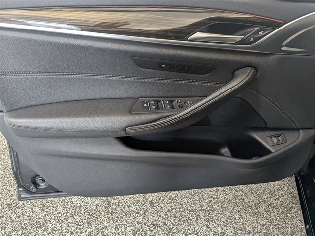 Vehicle image 21 of 37