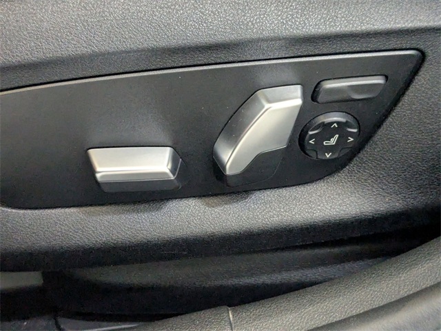 Vehicle image 26 of 37