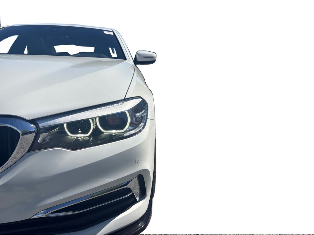 2019 BMW 5 Series 540i xDrive Image 2 of 45