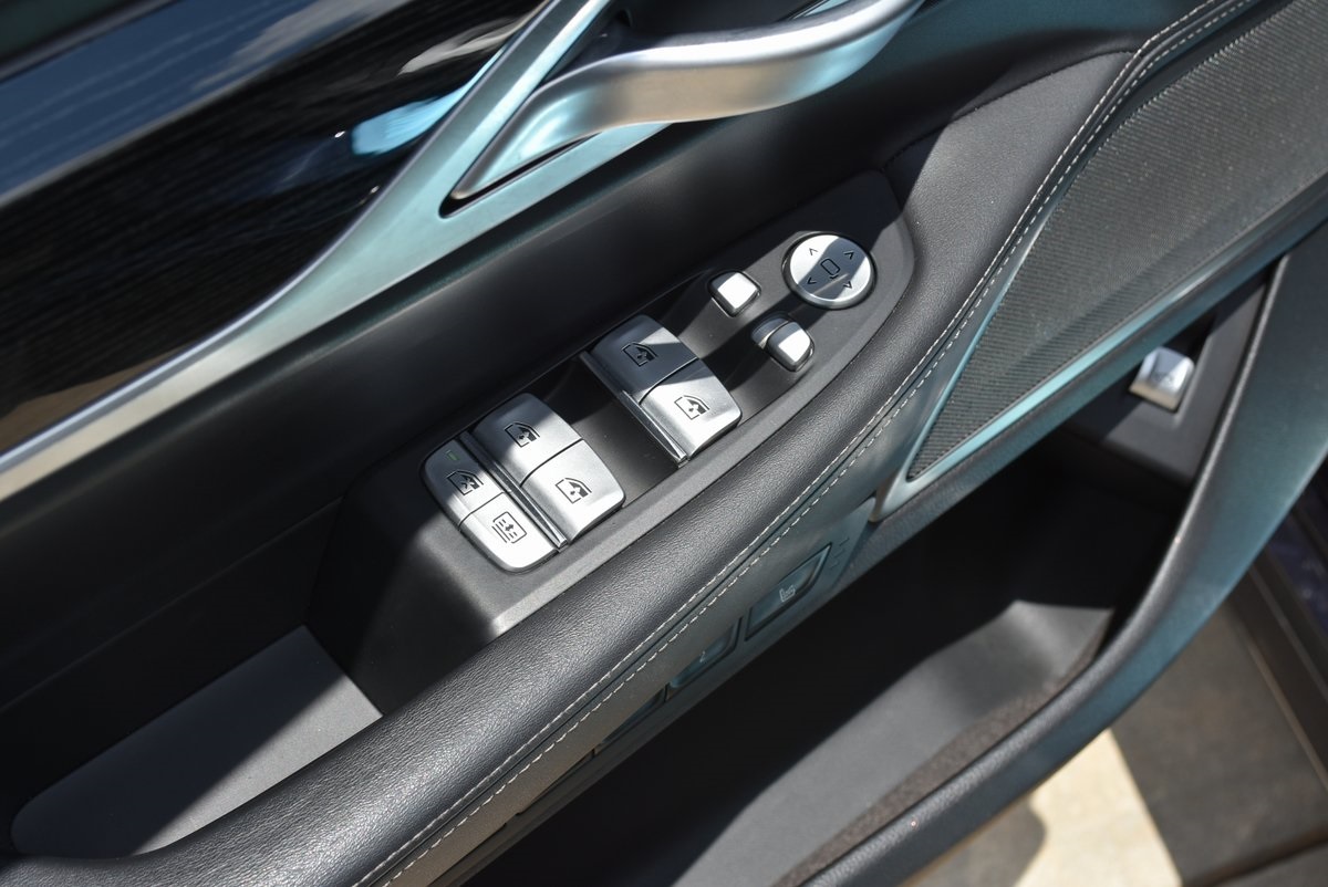 Vehicle image 32 of 40