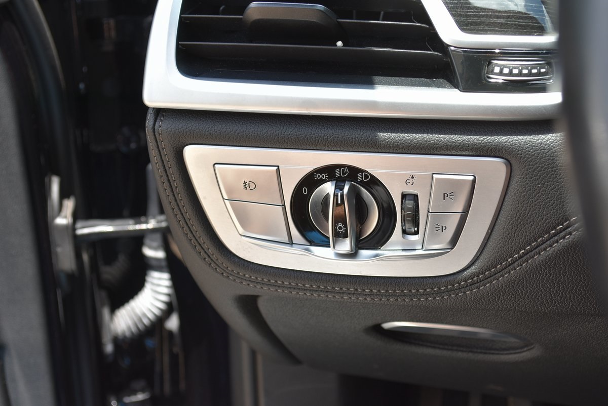 Vehicle image 34 of 40