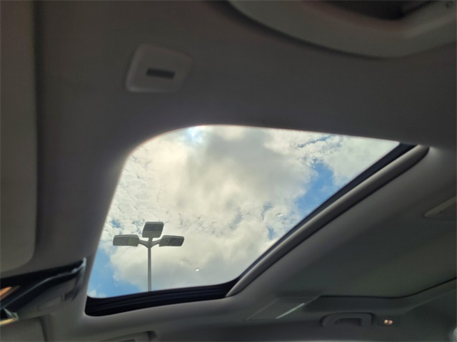 Vehicle image 33 of 35